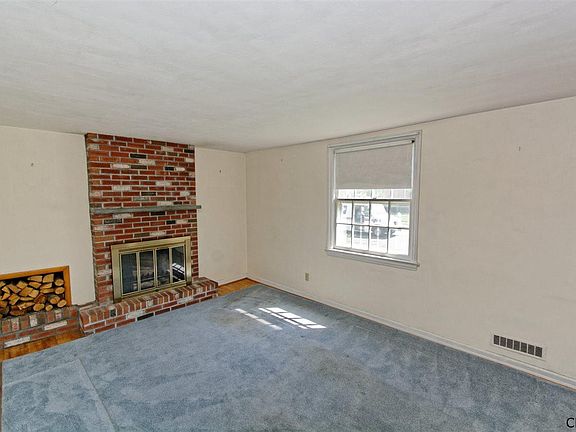3rd image of 34 Brent St
