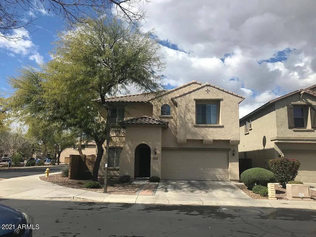 3 bed, 2.5 bath, 2237 sqft, $2,300 — Photo 3