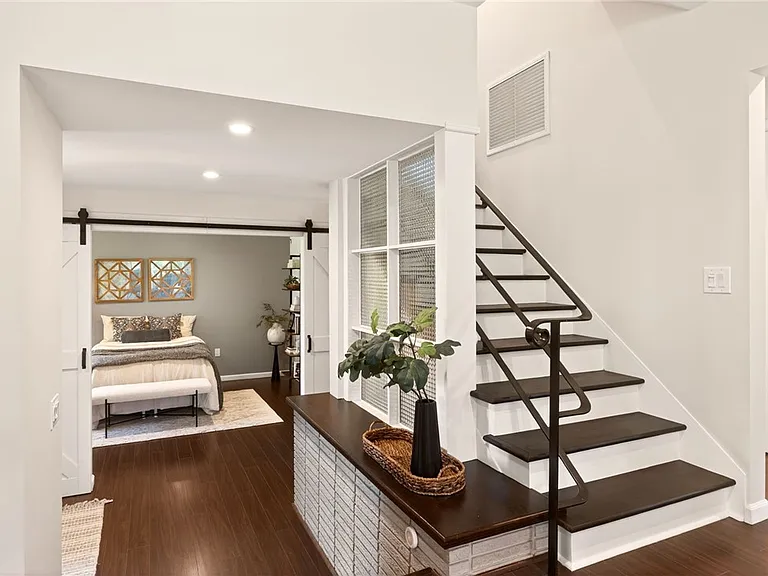 330 Kilbourn Rd — Photo 21