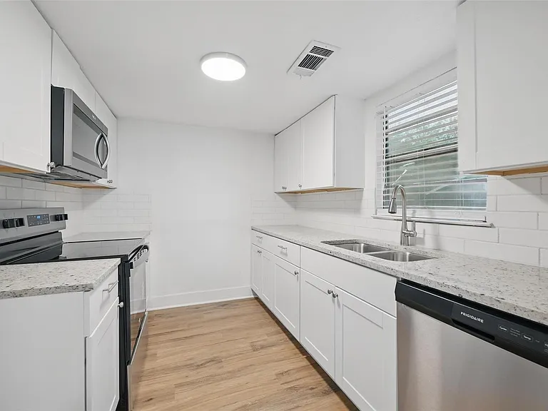 908 E Houston St — Photo 2