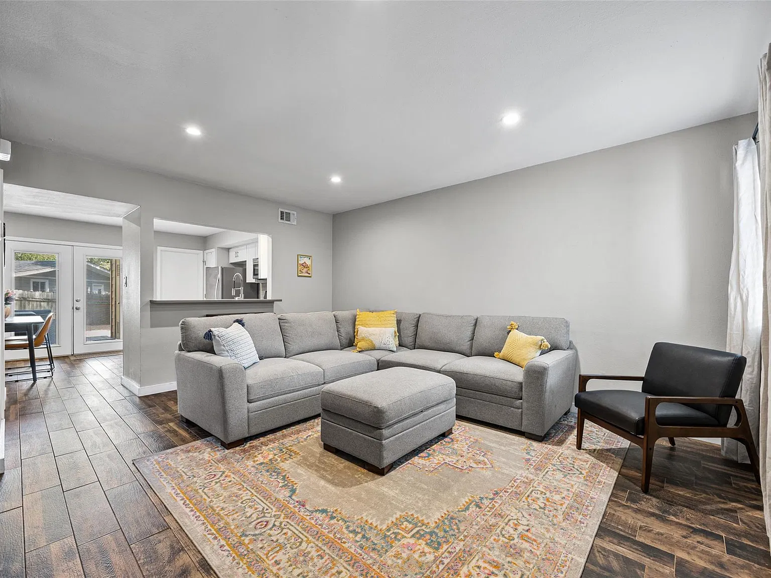 2 bed, 1.5 bath, 1004 sqft, $2,300 — Photo 4