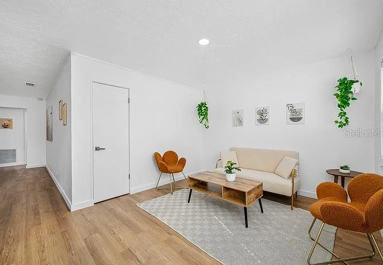 4409 W Pearl Ave — Photo 2