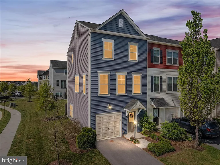 109 Splendor Garden Way — Photo 1