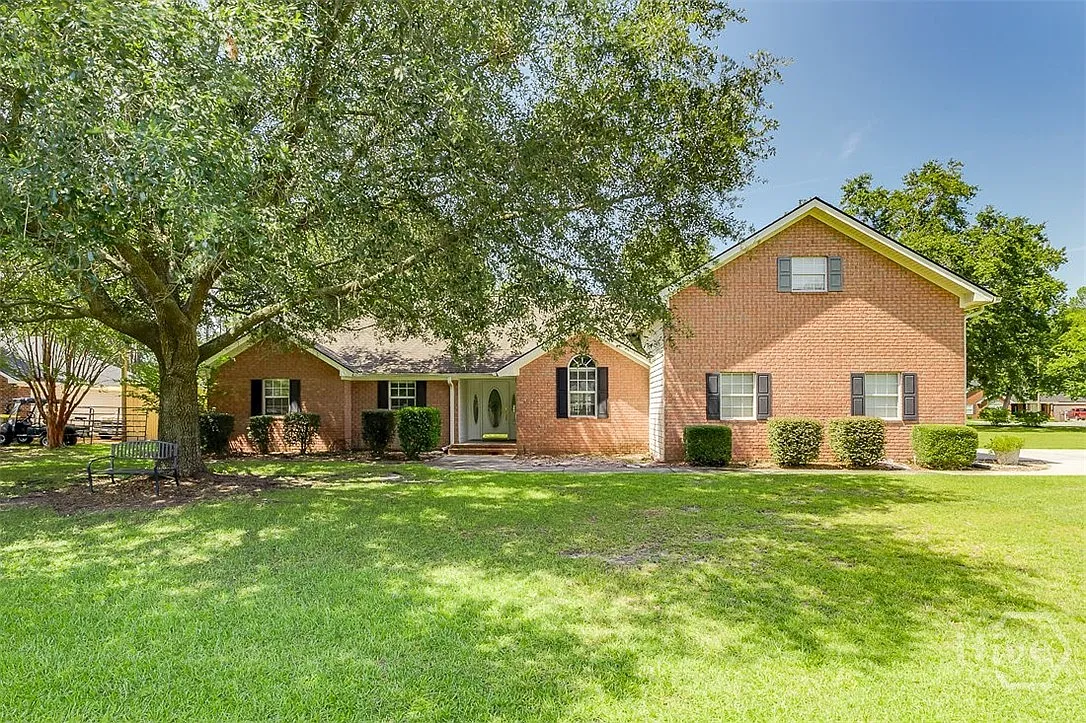 4 bed, 2.0 bath, 2994 sqft, $2,600 — Photo 1
