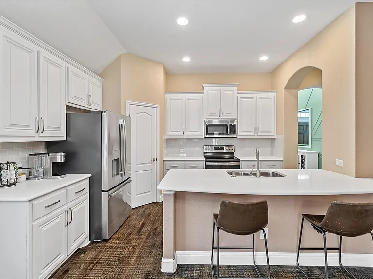 2116 Victoria Ln — Photo 6