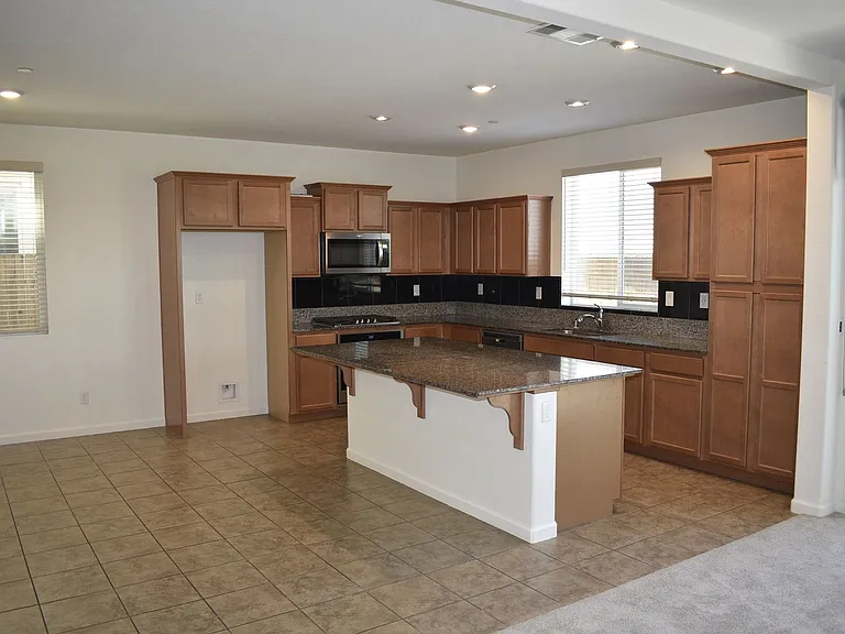 1655 Lion St — Photo 4