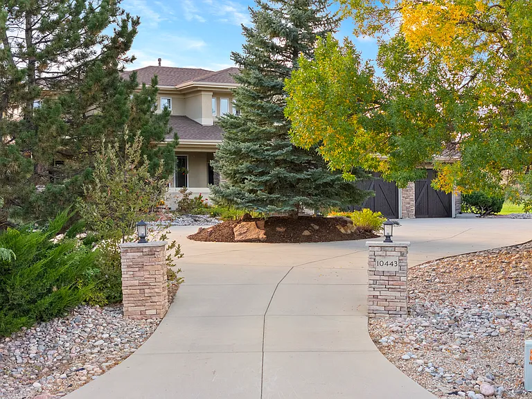 10443 Sunlight Dr — Photo 2