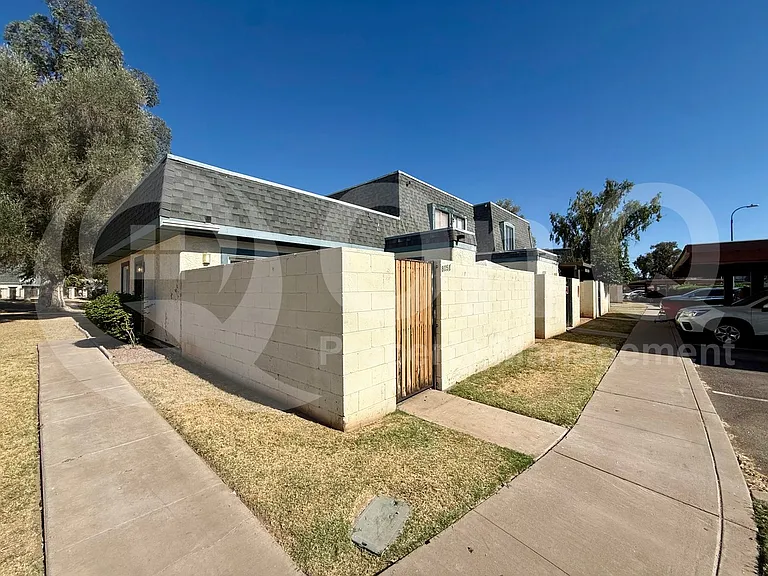 8051 N 32nd Ln — Photo 2