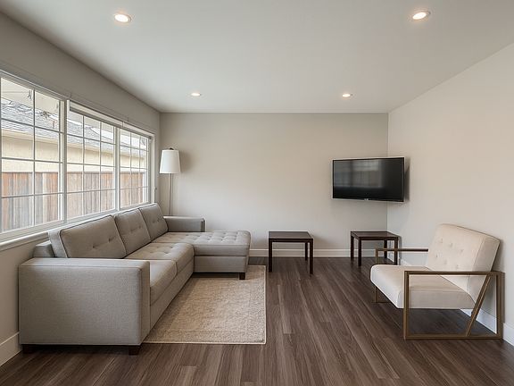 5th image of 1025 Las Palmas Dr