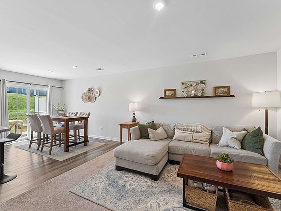 5th image of 310 Sunny View Dr
