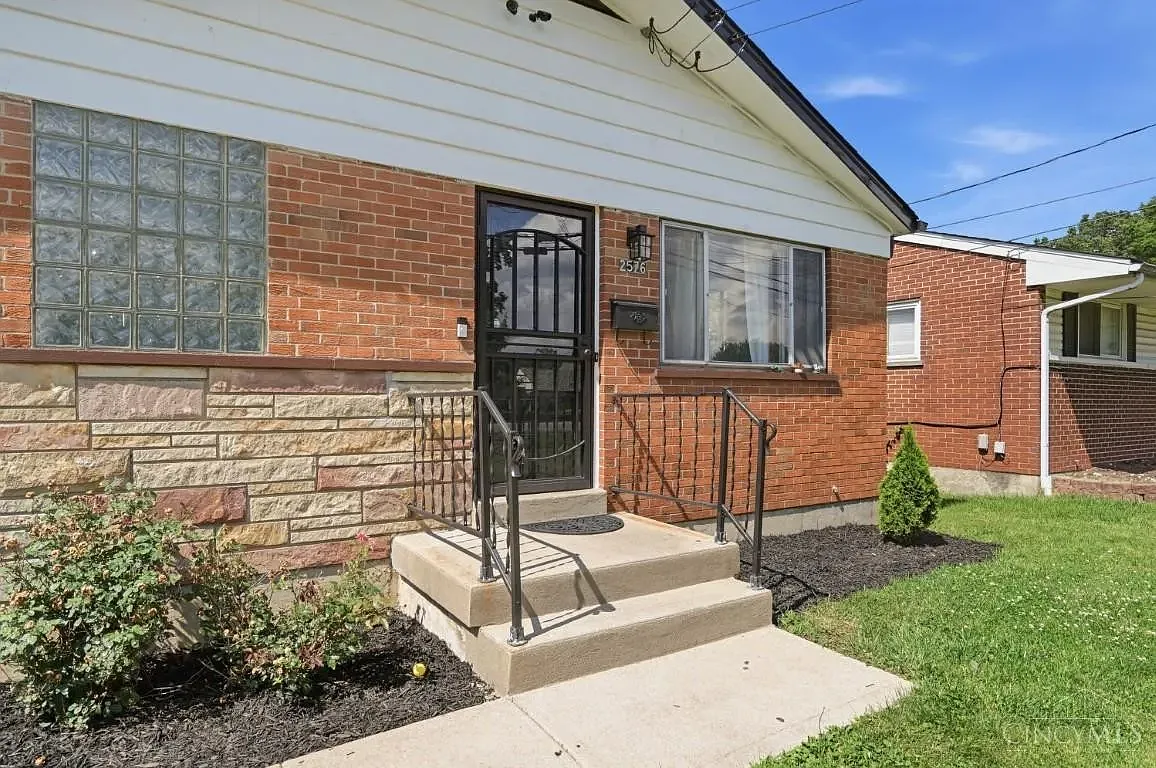 4 bed, 2250 sqft, $2,300 — Photo 2