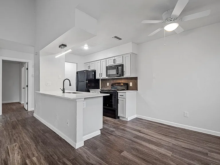 Oakline Apartments — Photo 23