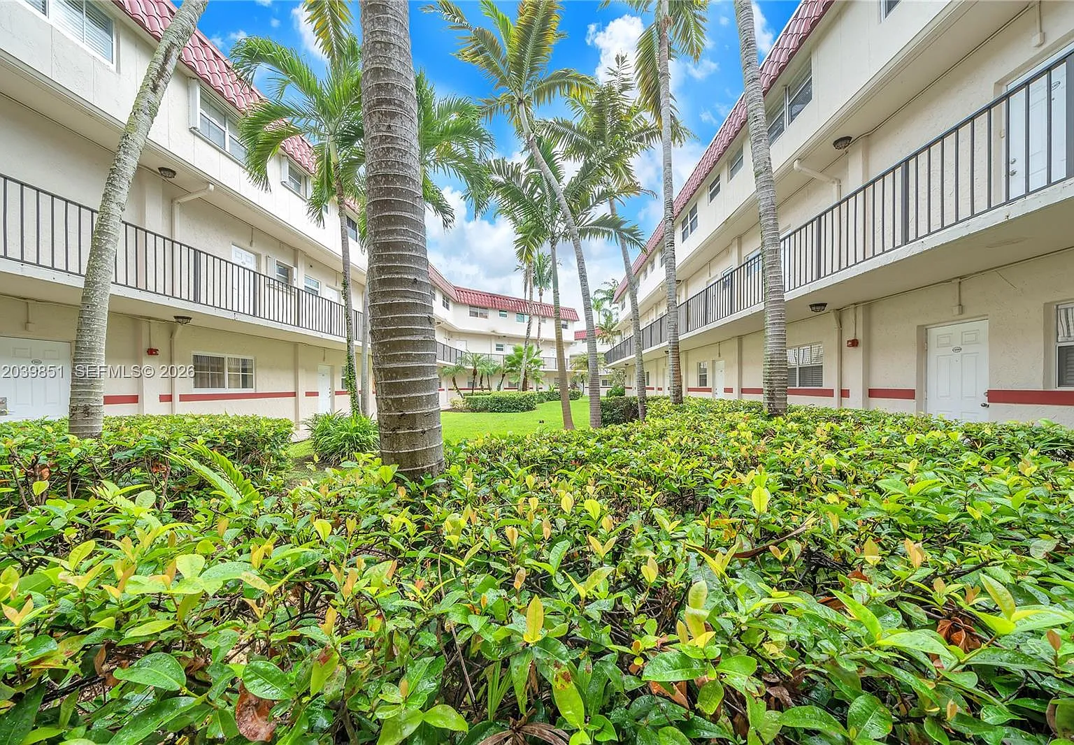 Villas Of Pinecrest Condo — Photo 4