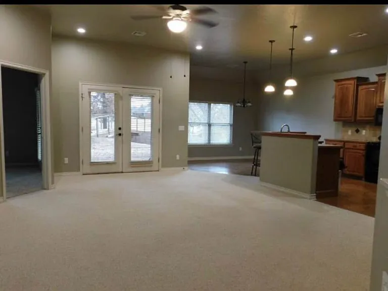 1013 E Camden Ln — Photo 2