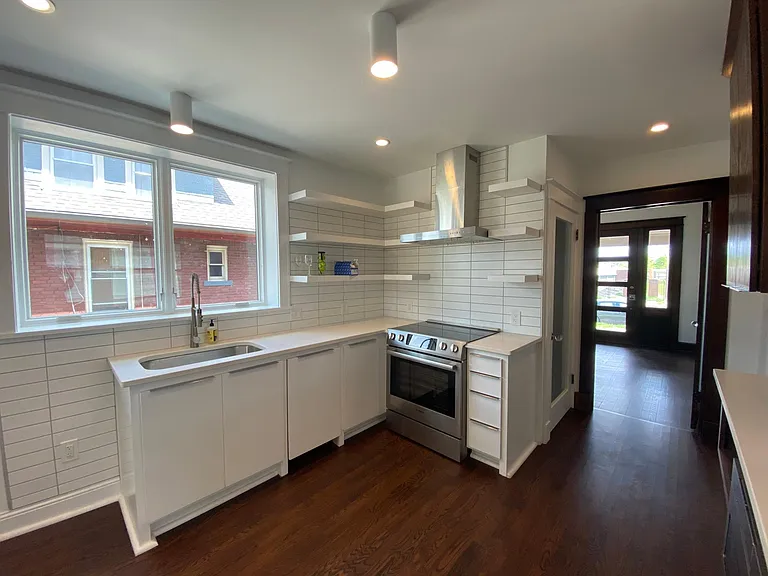 2704 Charlotte St — Photo 7