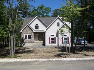 28 Laurel Ridge Dr, Mount Cobb, PA 18436