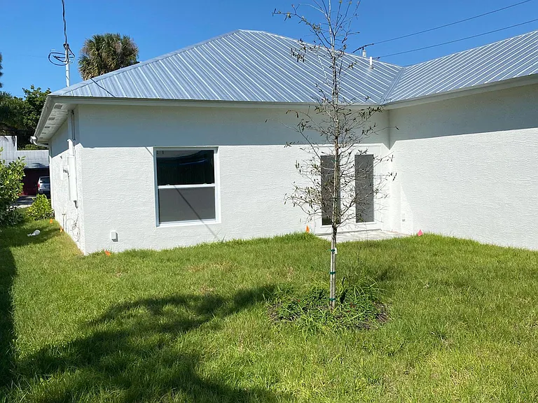 2825 SW Feroe Ave — Photo 2