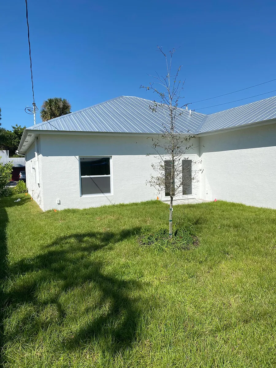 Building Photo - 2825 SW Feroe Ave