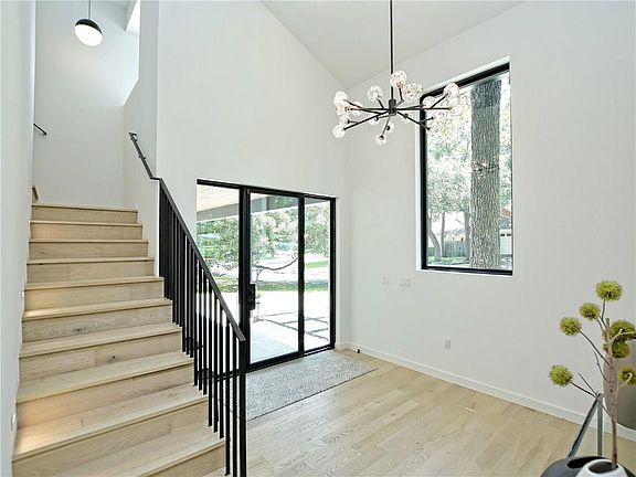 4th image of 1908 Wychwood Dr
