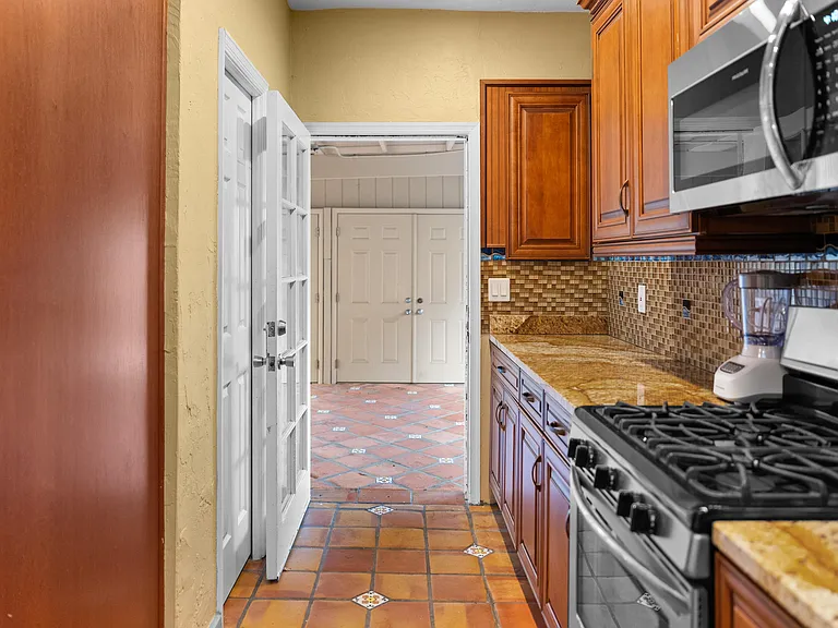 735 Colonial Rd — Photo 5