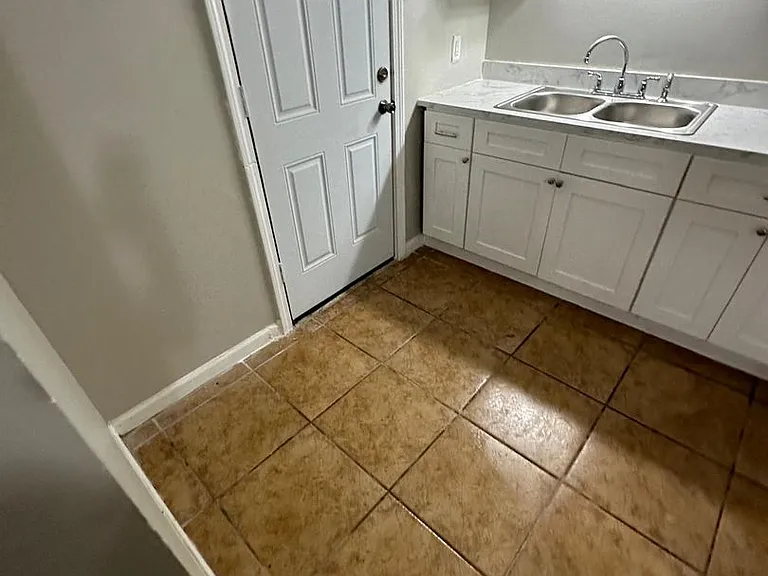 2851 Sophia St — Photo 49
