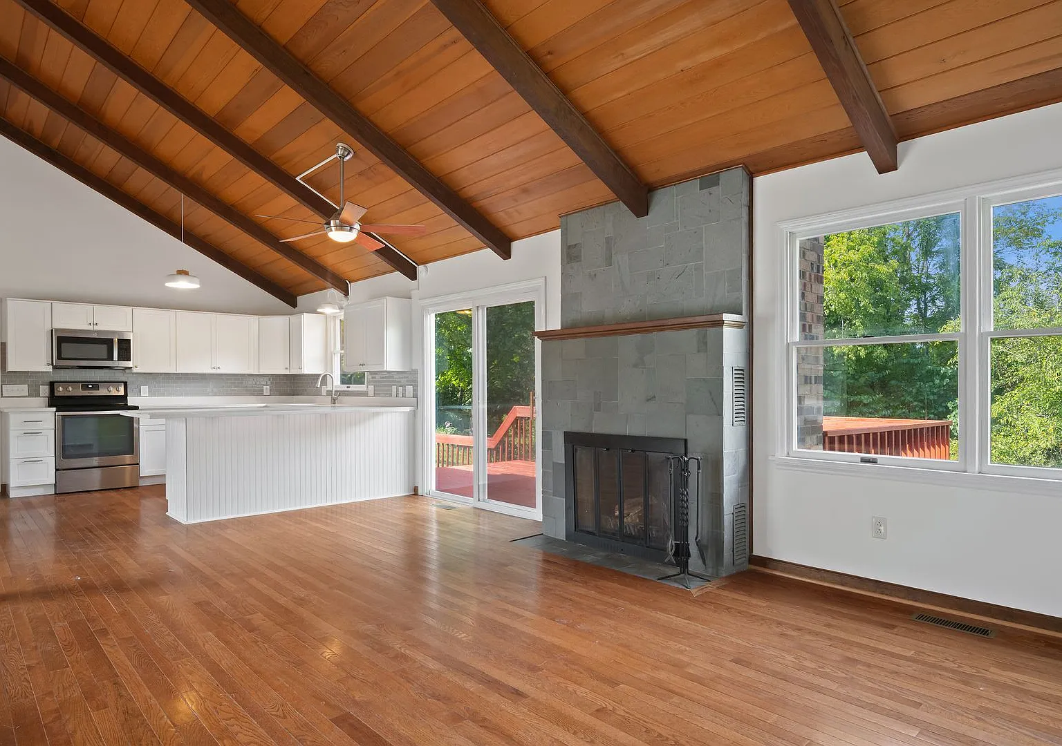 Welcome to this comfortable and spacious single-family home in the desirable Glade-Westover neigh... — Photo 4