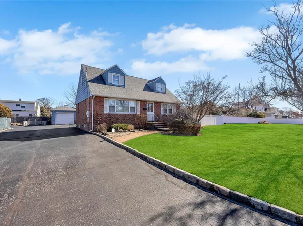 710 South Broadway, Lindenhurst, NY 11757