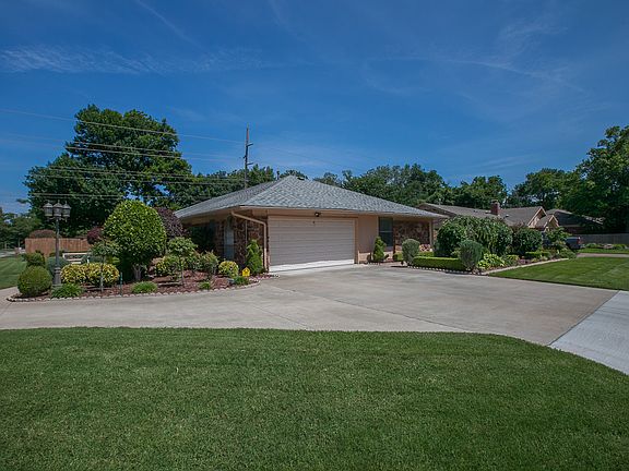 Spacious driveway & side entry garage