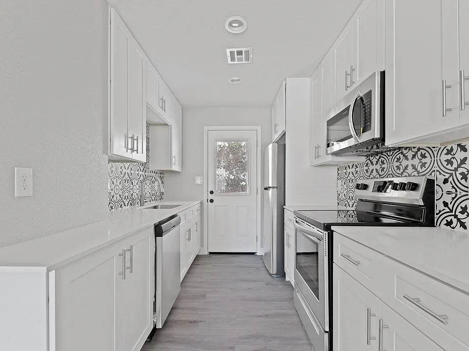 37 W Medlock Dr
