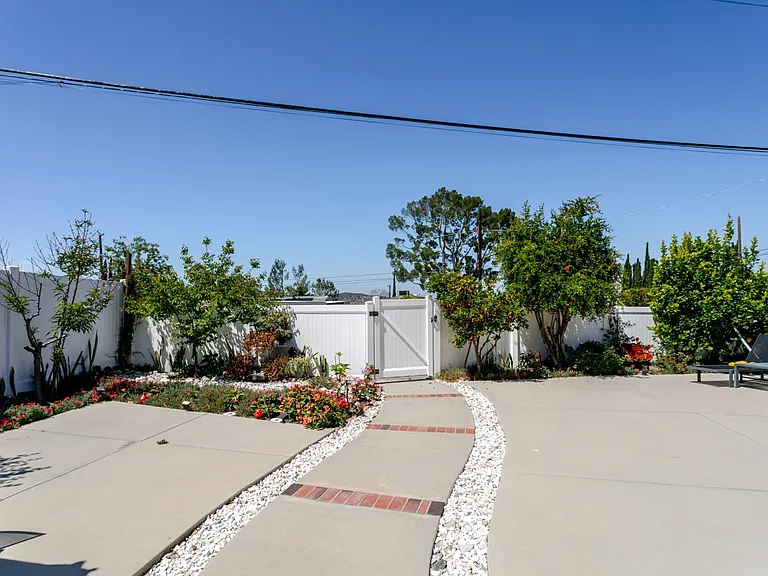 10619 Mountair Ave — Photo 3