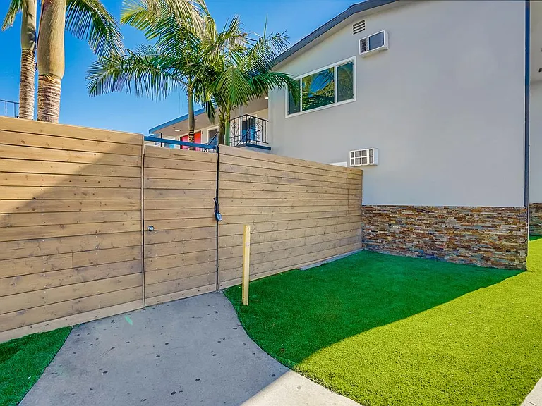 900 Alamitos Ave — Photo 36