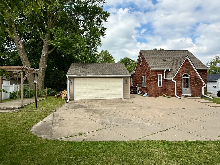 807 Hazel St — Photo 3