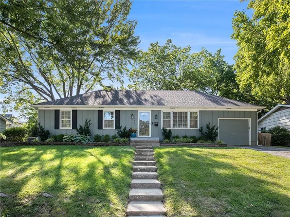 7746 Howe Dr, Prairie Village, KS 66208