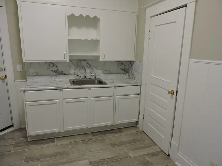901 Alpine Ave NW — Photo 3