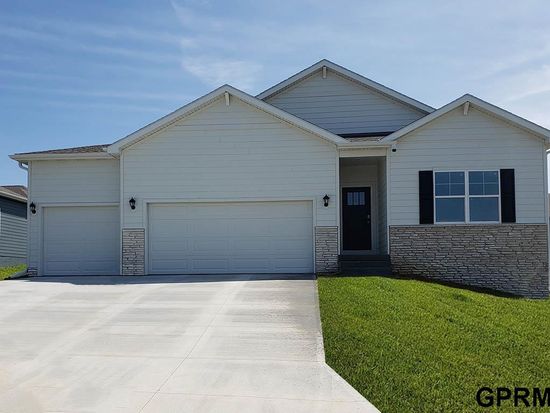 6212 Harvest Dr, Papillion, NE 68133