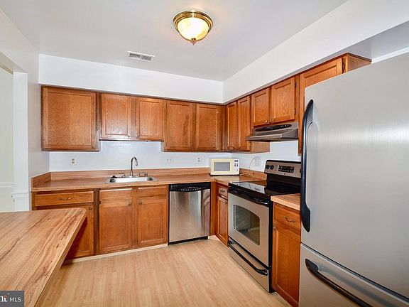 2nd image of 2888 Burgundy Pl #9