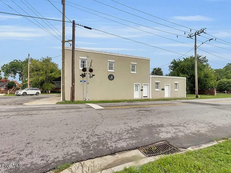 623 Hancock St — Photo 17