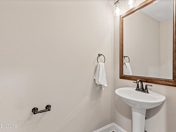 5th image of 1017 Brighton Dr