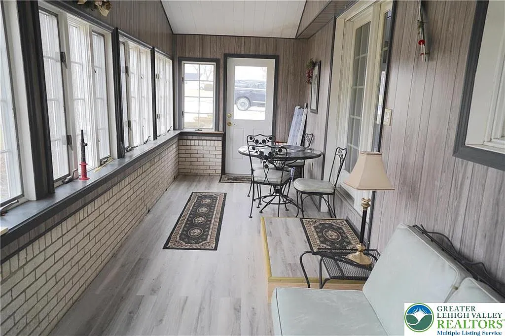 1 bed, 1.0 bath, 936 sqft, $1,450 — Photo 2