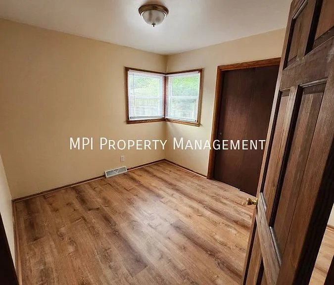 8665 W Fond Du Lac Ave #2 — Photo 4