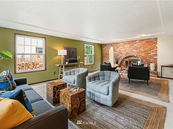 Large great room for entertaining