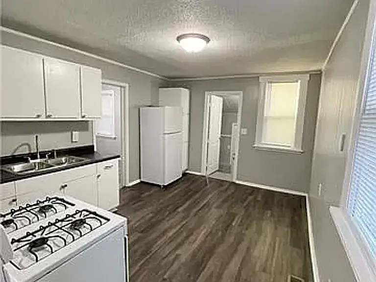 2208 Seneca St — Photo 4