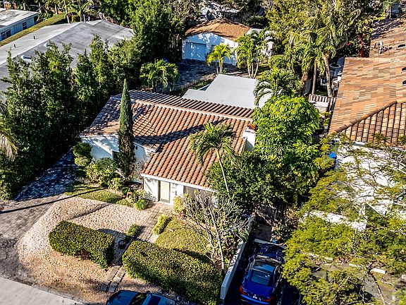 5th image of 621 NE 9th Ave