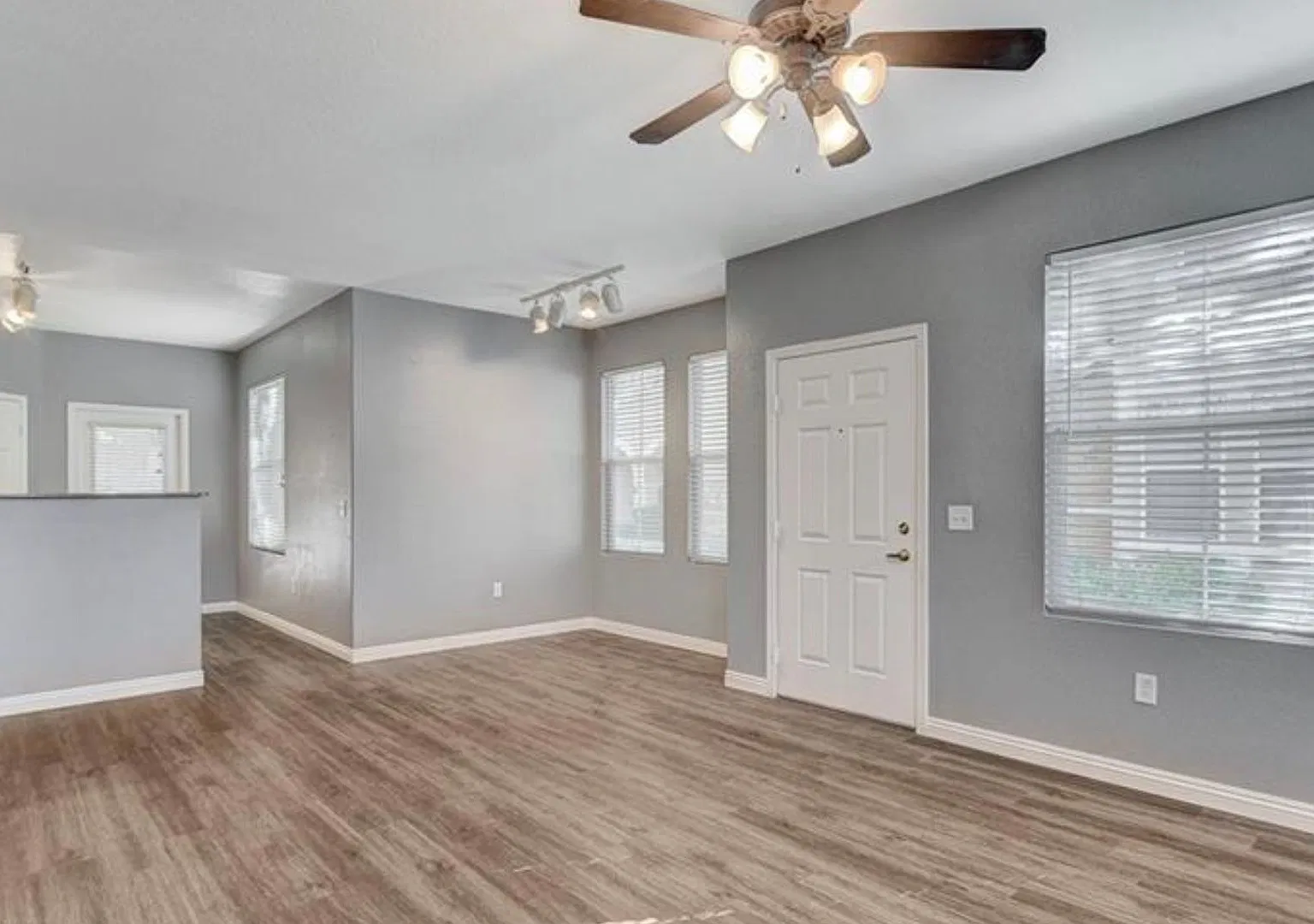 Move-In Ready 3-Bedroom Condo in Chateau Nouveau — Photo 2
