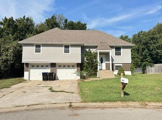 936 Ridge Dr, Warrensburg, MO 64093