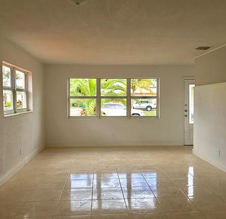 5th image of 1040 NW 196th St