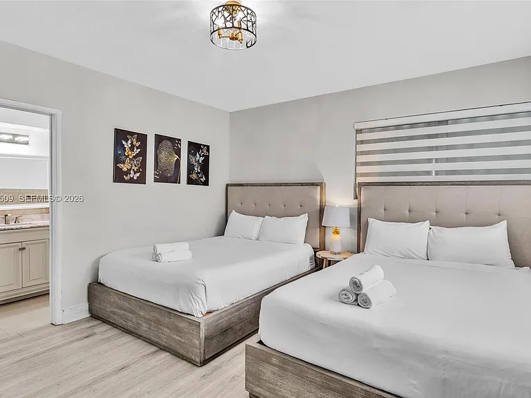 10000 E Bay Harbor Dr #18 — Photo 2
