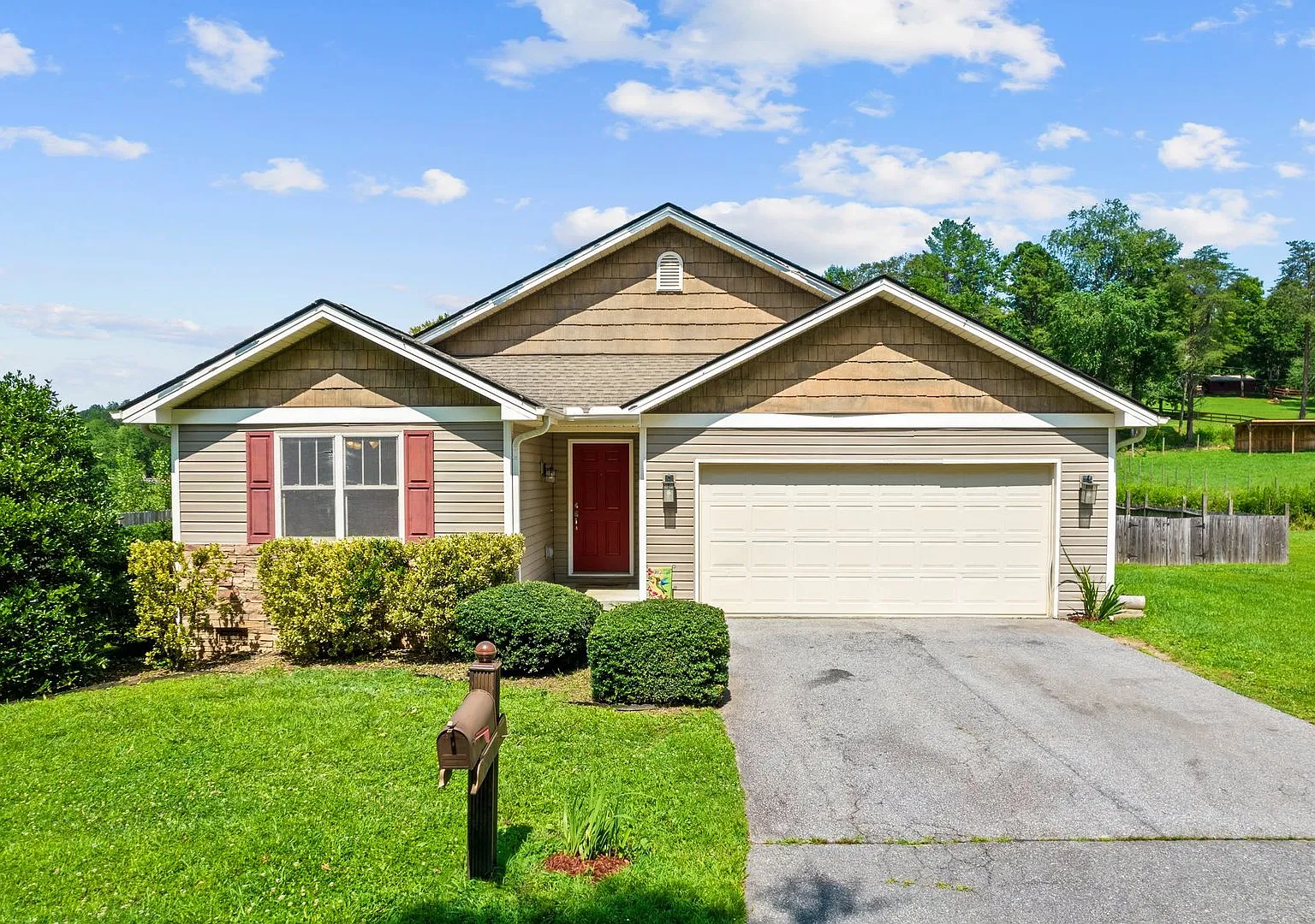 Delightful 3-Bedroom, 2-Bathroom with Fenced-In Yard in Etwoah — Photo 1