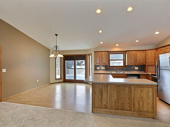 Kitchen_Dining_17030970