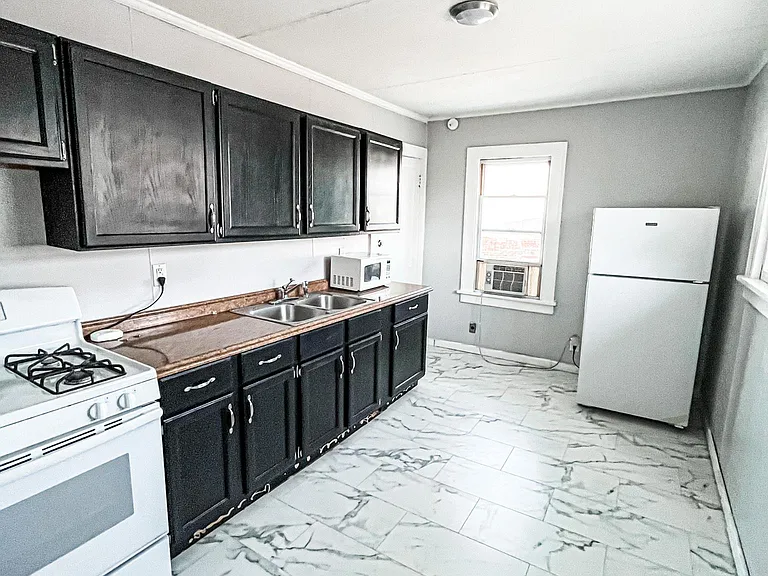 171 S Pence Ave — Photo 1